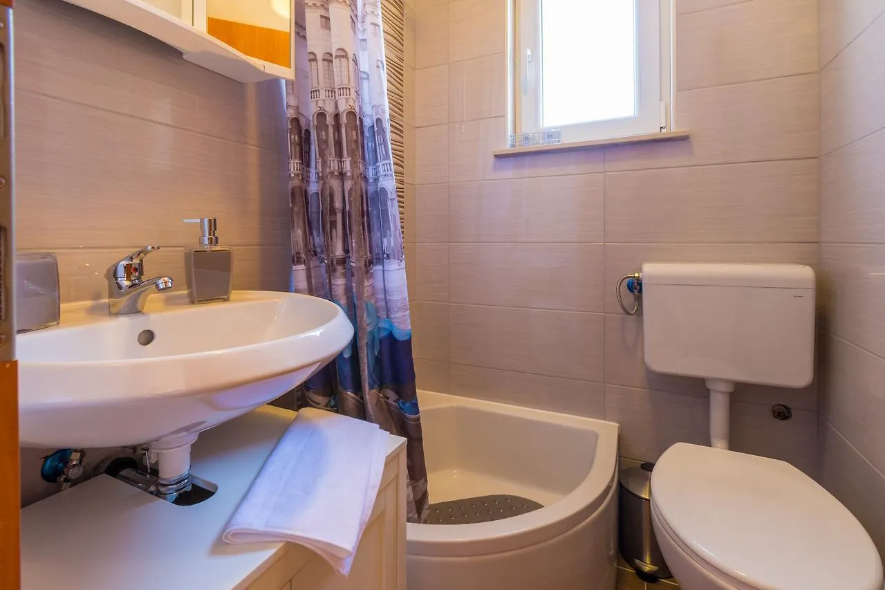 Apartments Royal Dujak Selce 0*,