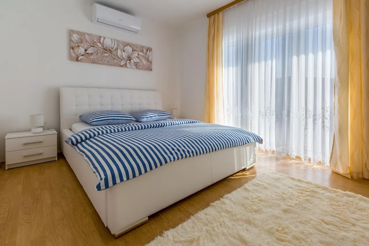 Apartments Royal Dujak Selce Croácia
