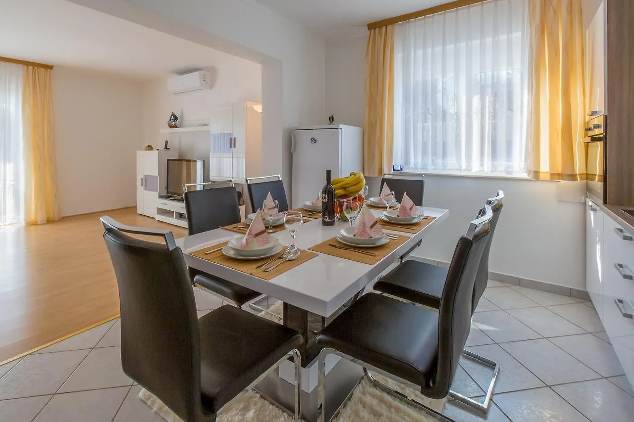 Apartments Royal Dujak Selce Croácia